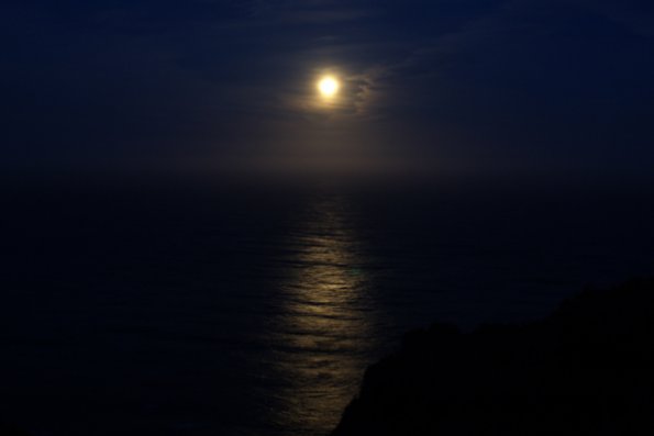 moon_setting_over_the_ocean