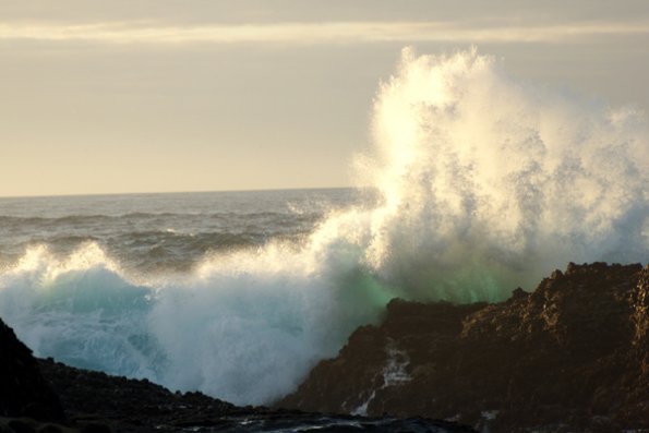 big_sur_turquoise_wave_breaking_on_rocks